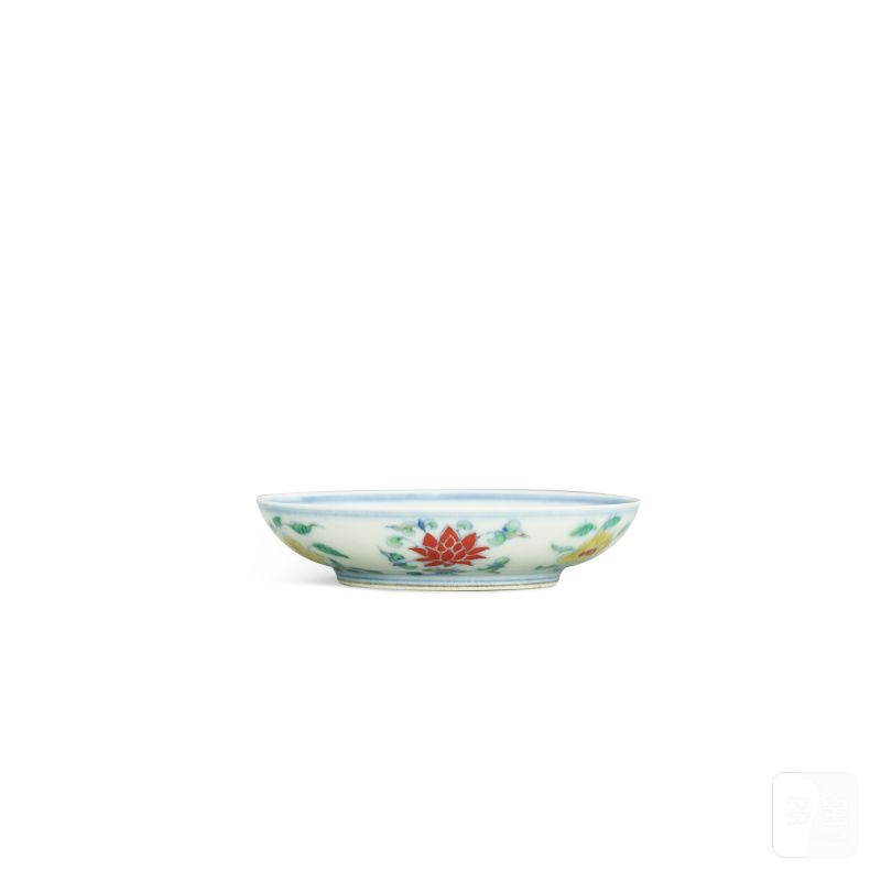 A doucai 'peach' saucer dish, Qing dynasty, 19th century | 清十九世紀 鬪彩壽桃花卉紋小盤 《大明成化年製》仿款 - 图2